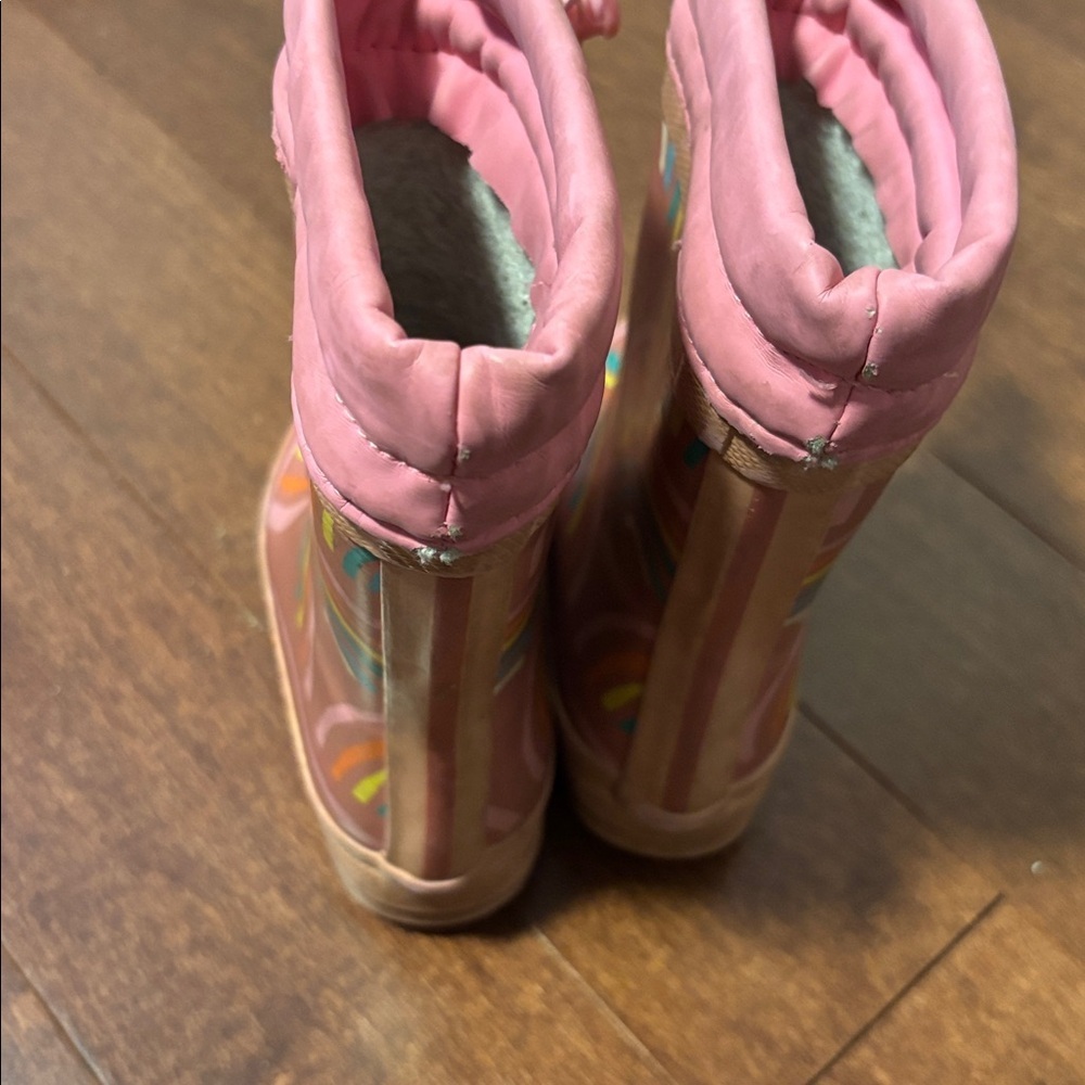 Hatley Pink Rainbow Raincoat and Boots Set
Size 2 jacket and pants size 5 boots - Picture 8 of 8